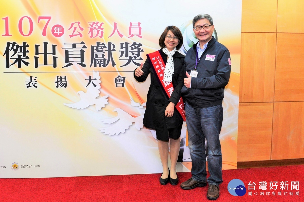 桃市環保局專門委員葉孟芬榮獲107年「全國公務人員傑出貢獻獎」,市府環保局長沈志修特給予祝賀與肯定。