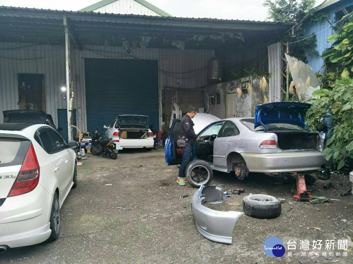 大溪分局查獲郭姓犯嫌竊車,並起出改造手槍及子彈等。(圖/記者陳寶印攝)