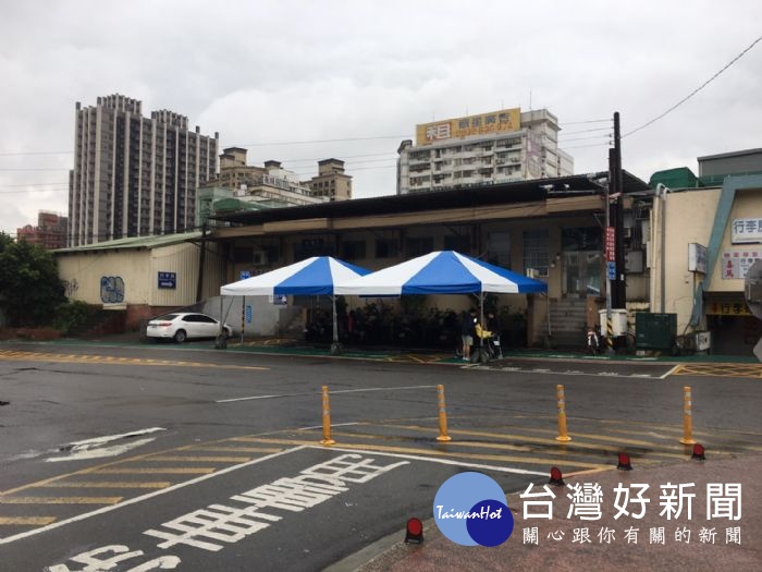 桃市府與台鐵協商利用中壢車站退縮空間規劃機車接送區,提供友善環境貼心便民服務,廣受用路人好評。