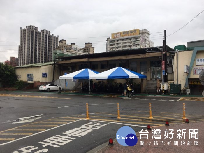 桃市府與台鐵協商利用中壢車站退縮空間規劃機車接送區，提供友善環境貼心便民服務，廣受用路人好評。