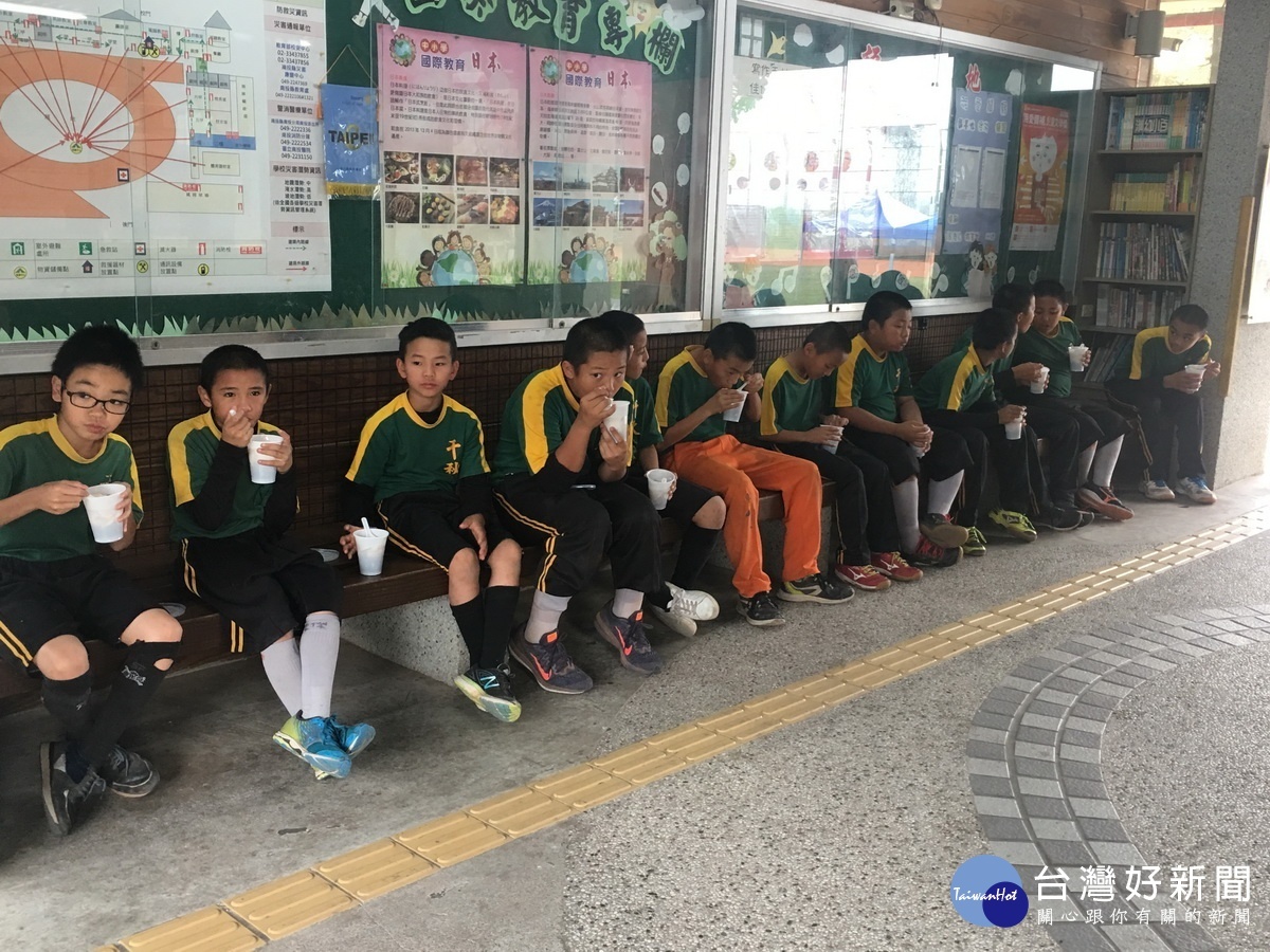 千秋少棒選手顯少有機會享用外食。(記者扶小萍攝)