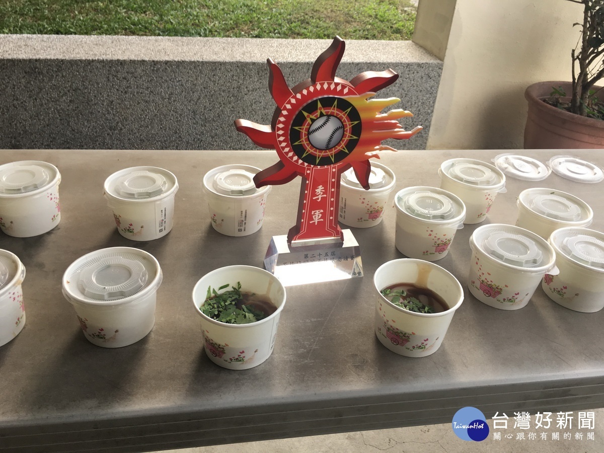 原棒協關懷盃季軍獎盃和肉圓放閃。(記者扶小萍攝)