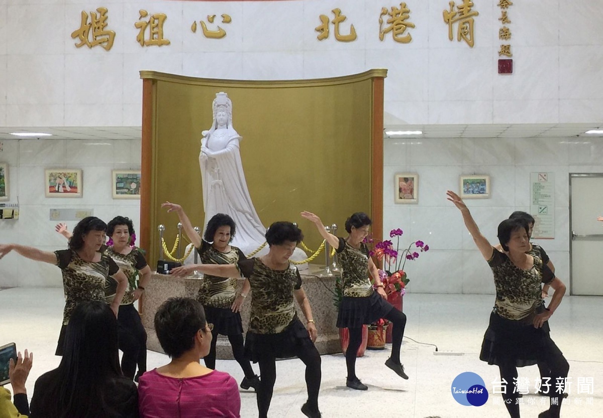 「詩韻合唱團」前往北港媽祖醫院，為鄉親帶來溫暖的歌曲與優美動人的舞蹈，讓病友忘卻身心的痛楚。（記者陳昭宗拍攝）