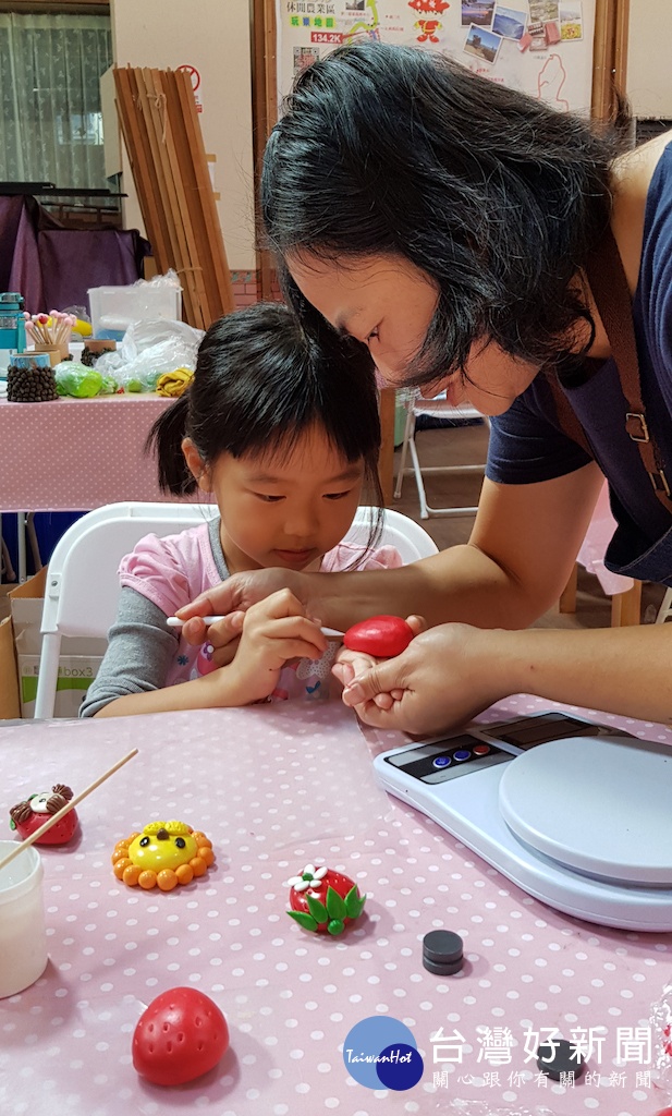 嘉欣老師總是能將對黏土的熱情感染給學生。(圖/苗栗縣馬那邦休閒農業發展協會提供）