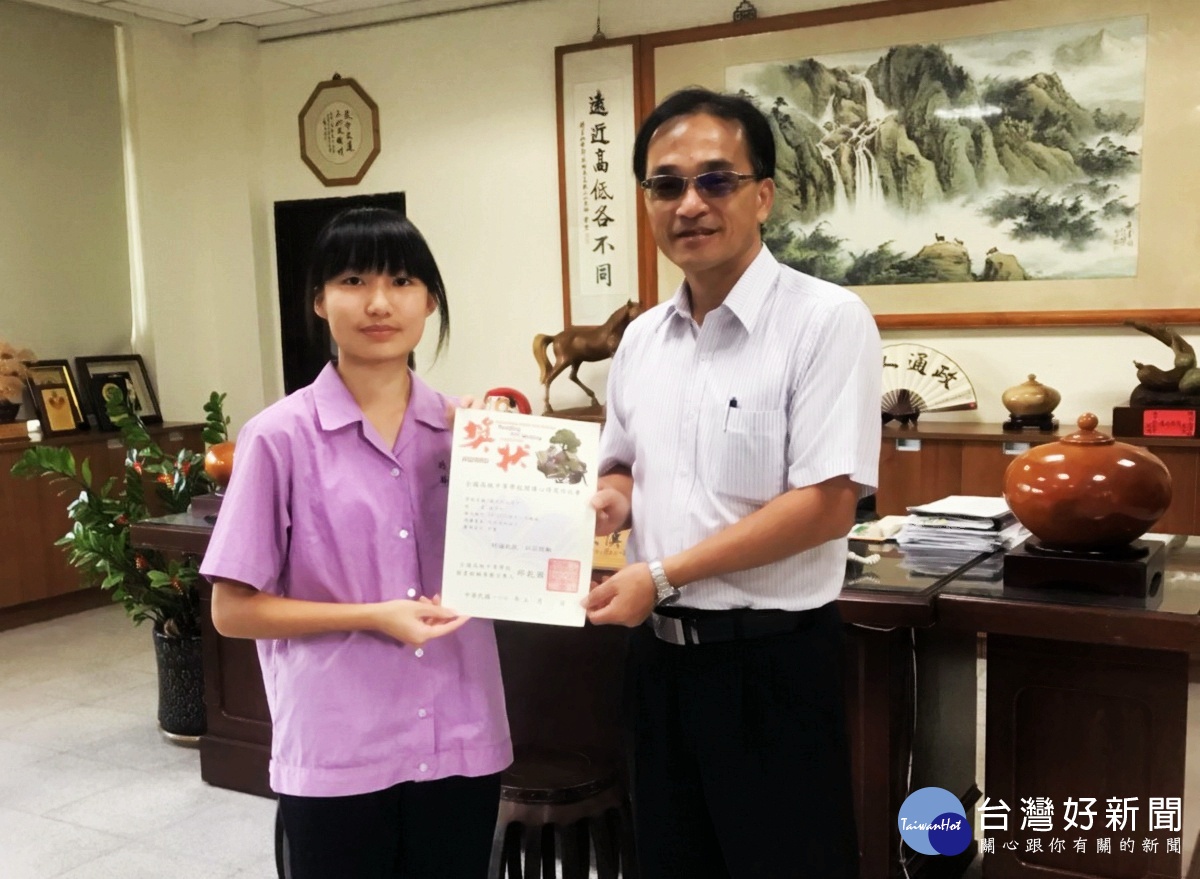 林亭如（左）獲得全國閱讀心得比賽獲獎，校長陳漢銘予以表揚。