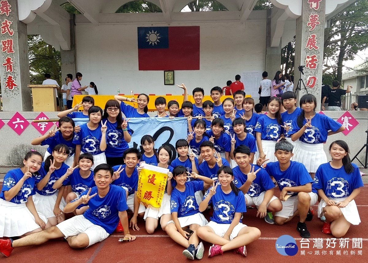 竹山高中林亭如(第三排右四)不畏逆境錄取台大,圖為全班啦啦舞活動照。