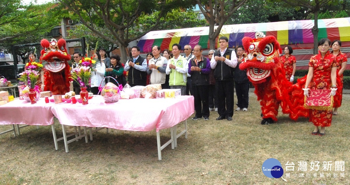 彰化市長邱建富(結領帶著黑背心者)等人開工動土前先行祭拜。