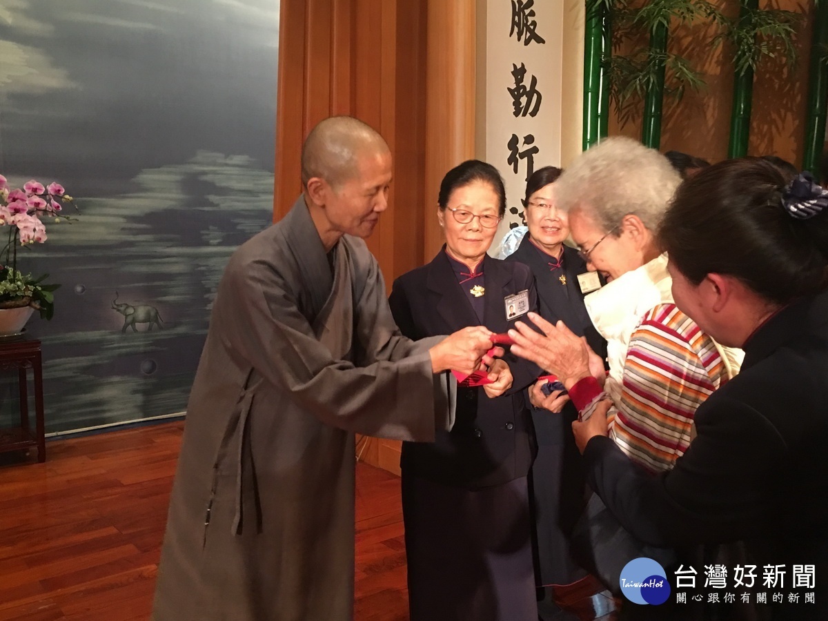 德倪與德耕師父贈送信眾福慧紅包祝福。(記者扶小萍攝)