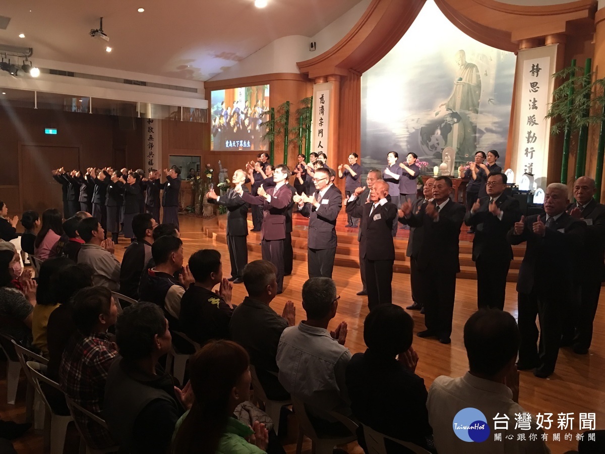 感恩會中有手語的經藏演繹。(記者扶小萍攝)