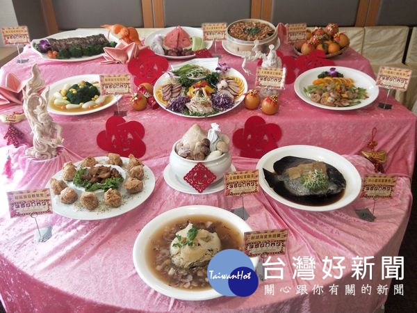 劍湖山渡假大飯店推出以在地食材為主、首創為顧客量身打造的精緻尾牙春酒宴,訂位滿30桌以上,就贈送高級客房平日住宿券。(記者陳昭宗拍攝)