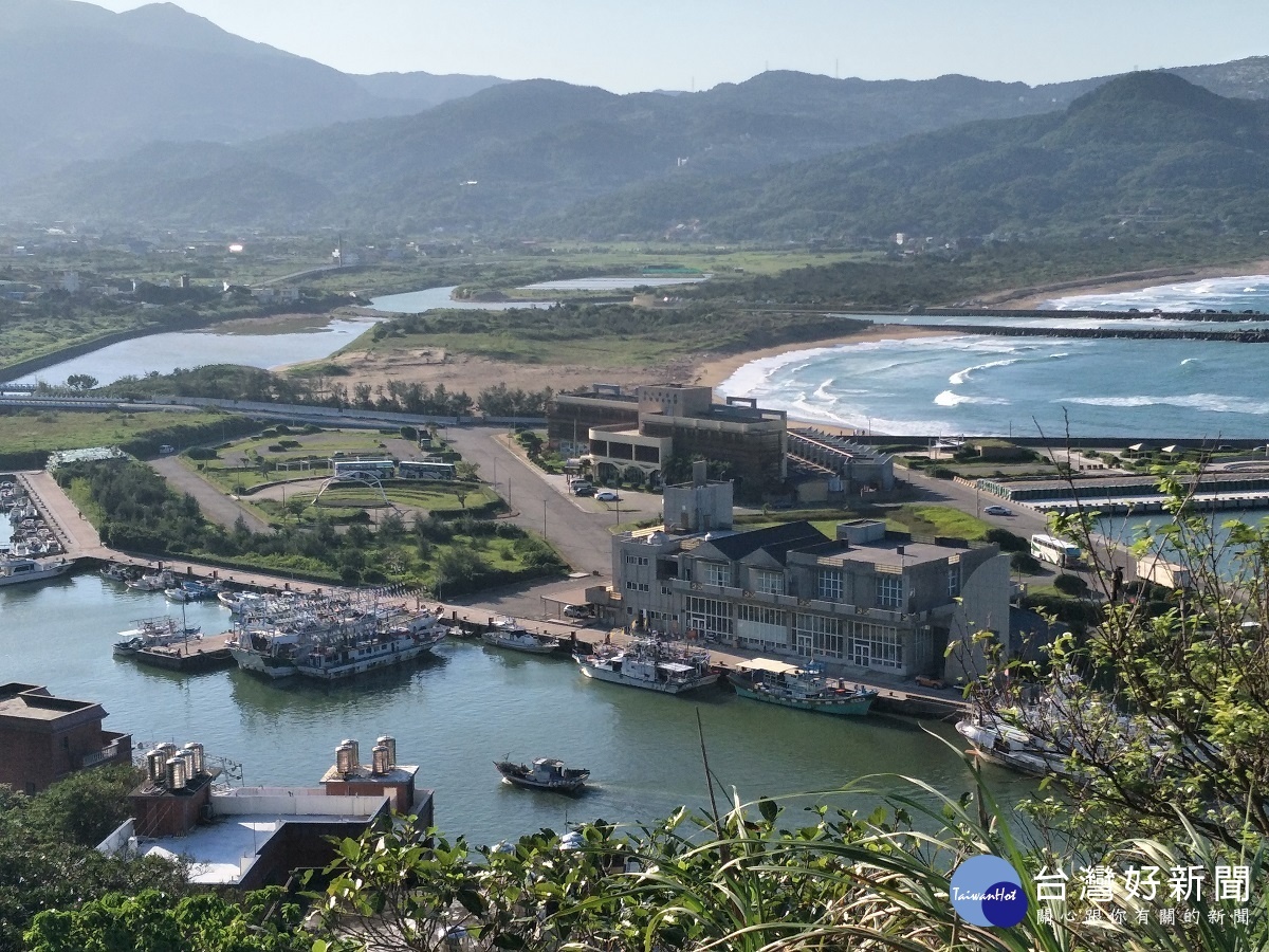 金山腳下的海港景觀全覽。圖/記者鄧富珍攝
