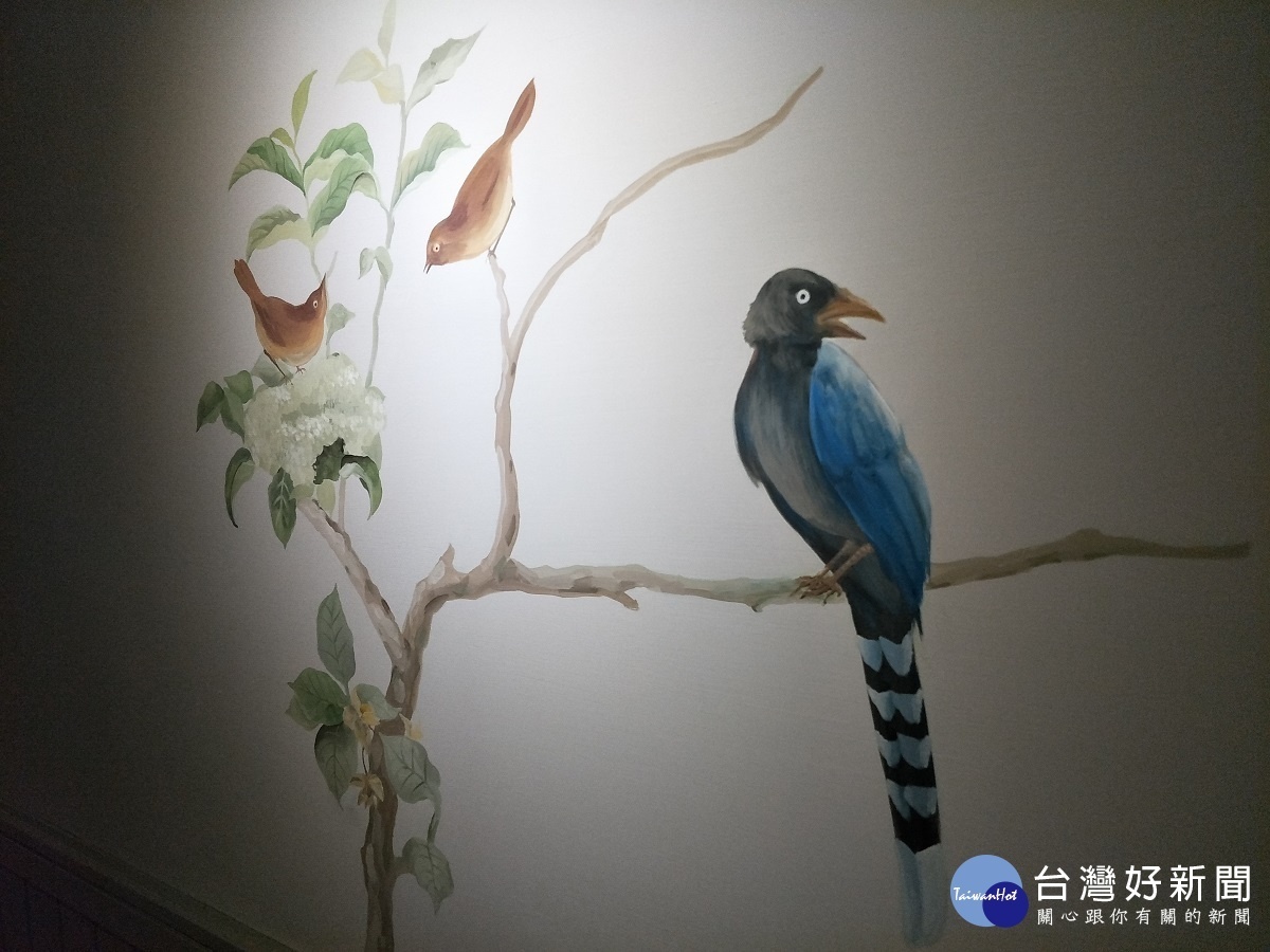 天籟將特有的台灣藍鵲，以木雕方式展現於白色仿磚牆上。圖／記者鄧富珍攝