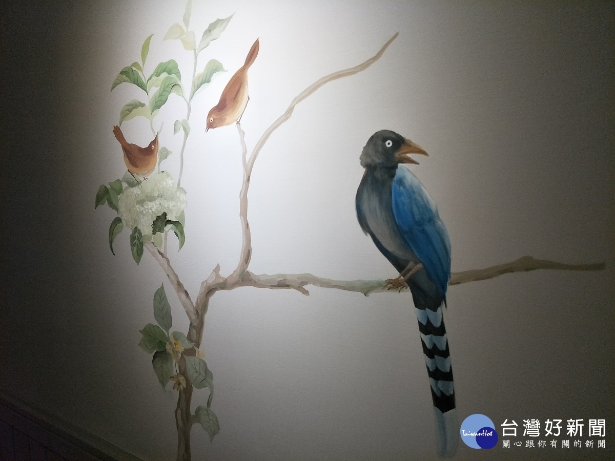 天籟將特有的台灣藍鵲,以木雕方式展現於白色仿磚牆上。圖/記者鄧富珍攝