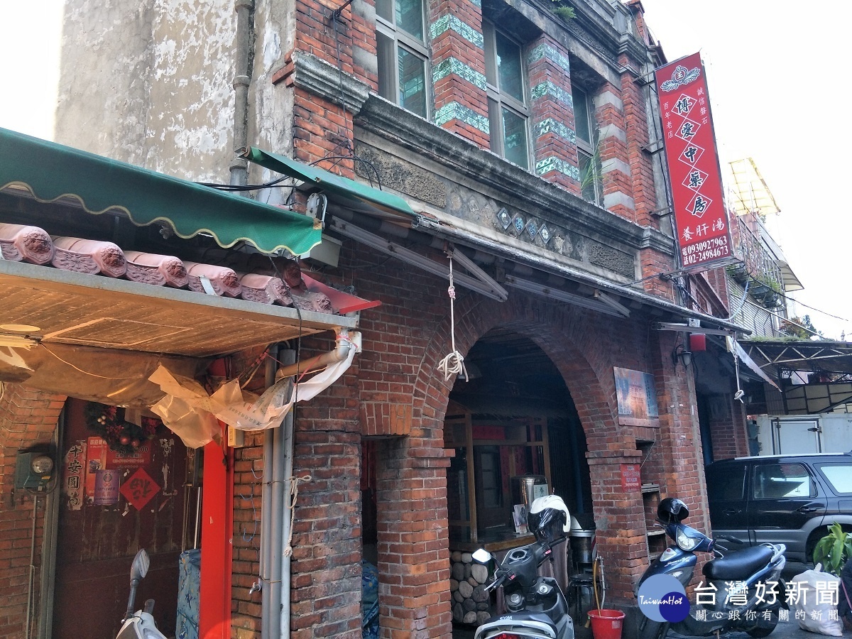 金包里老街上仿巴洛克的建築保存。圖/記者鄧富珍攝