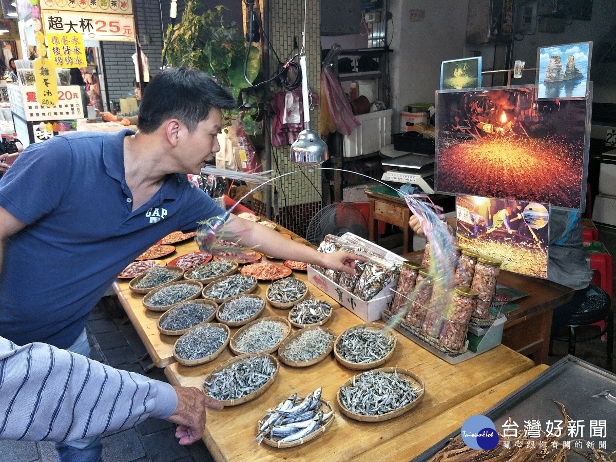 金包里老街上的新鮮魚貨。圖/記者鄧富珍攝