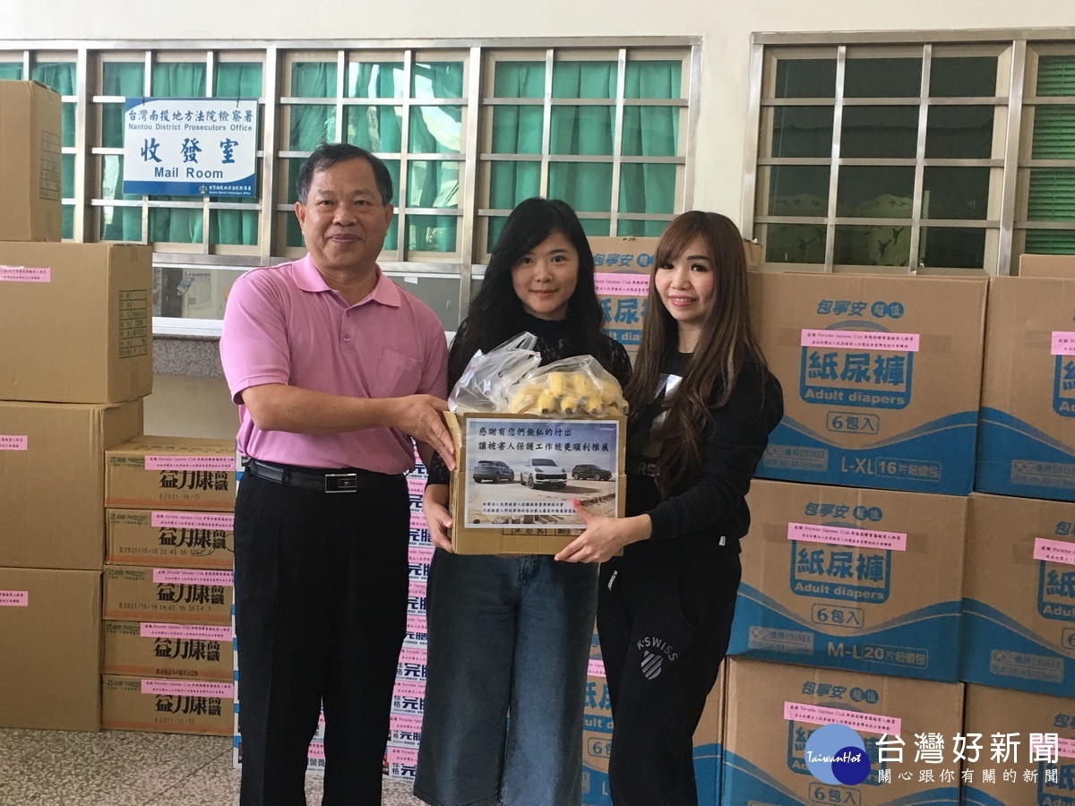 地檢署主任檢察官吳怡盈回贈南投特產等。(記者扶小萍攝)