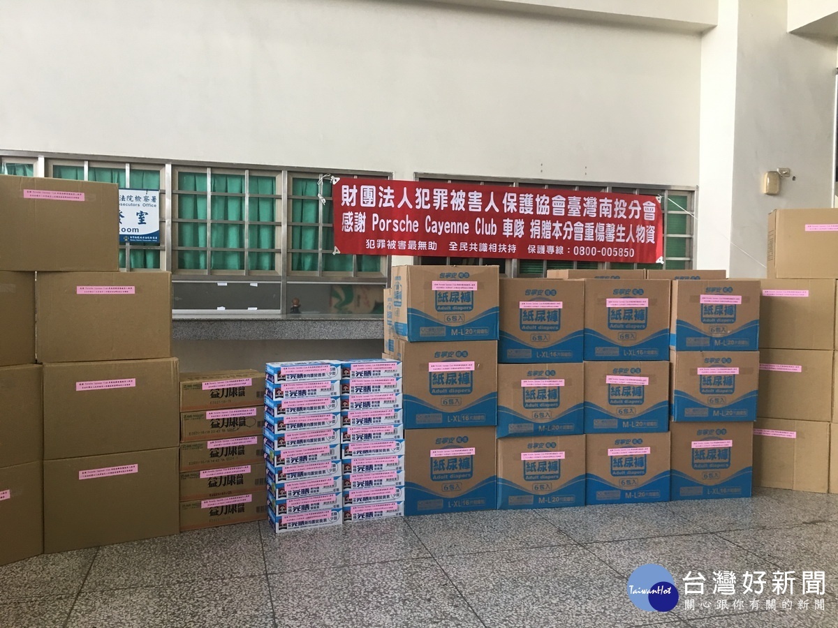 凱燕車隊捐贈照護物資都是馨生人需要用到的。(記者扶小萍攝)