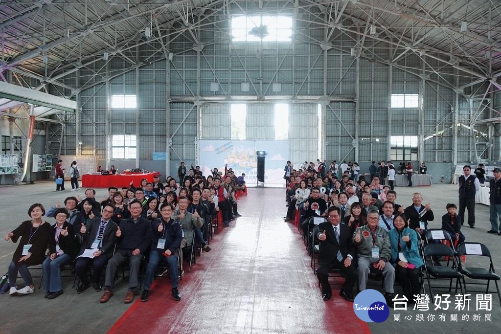 中原大學推動大學社會責任,在「前空軍基地機棚」舉辦成果發表暨放映會,協助延續黑貓中隊精神