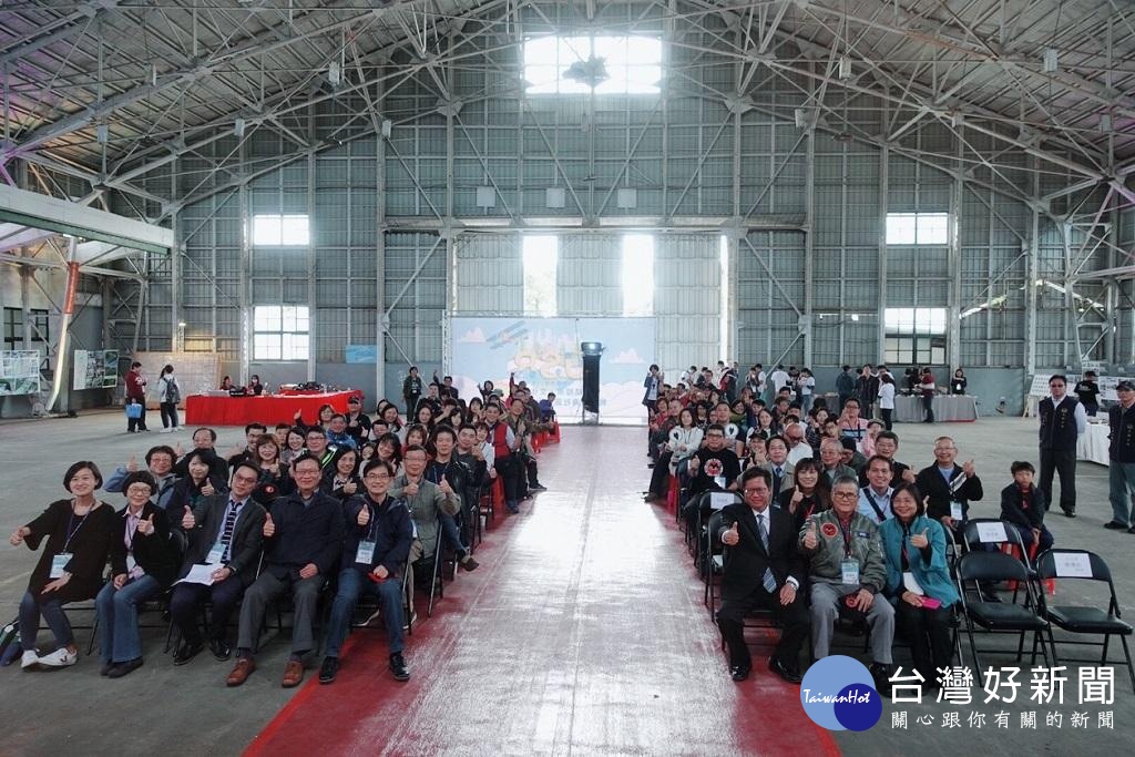 中原大學推動大學社會責任，在「前空軍基地機棚」舉辦成果發表暨放映會，協助延續黑貓中隊精神