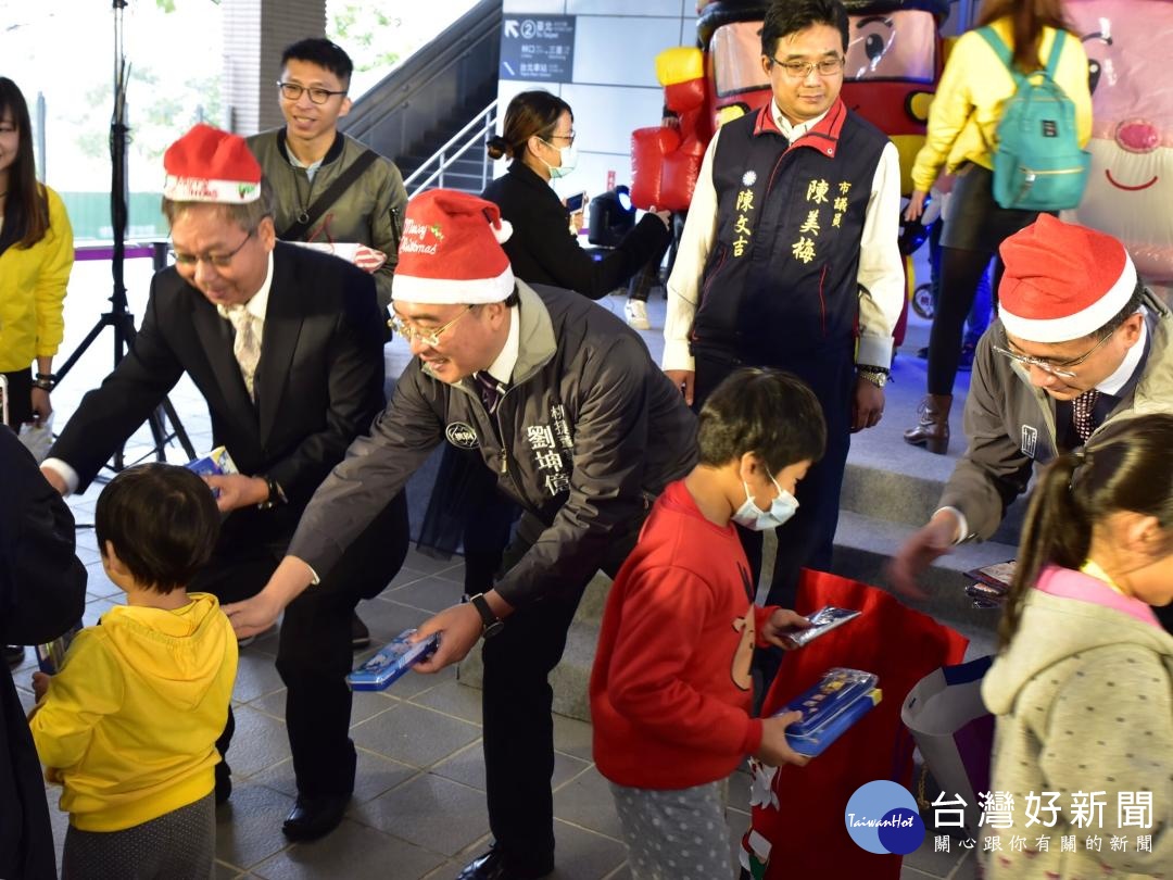 桃捷公司與聯邦銀行攜手，推出「桃氣POLI出任務 捷伴聖誕過新年」活動，跨年迎接新的一年。