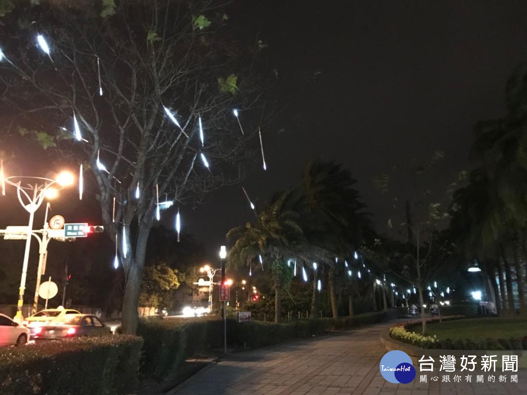 桃園市客家文化館12月推出客家聖誕暨節慶藝術裝置,歡迎大家夜晚也來客家文化館,共度溫暖平安的耶誕節。