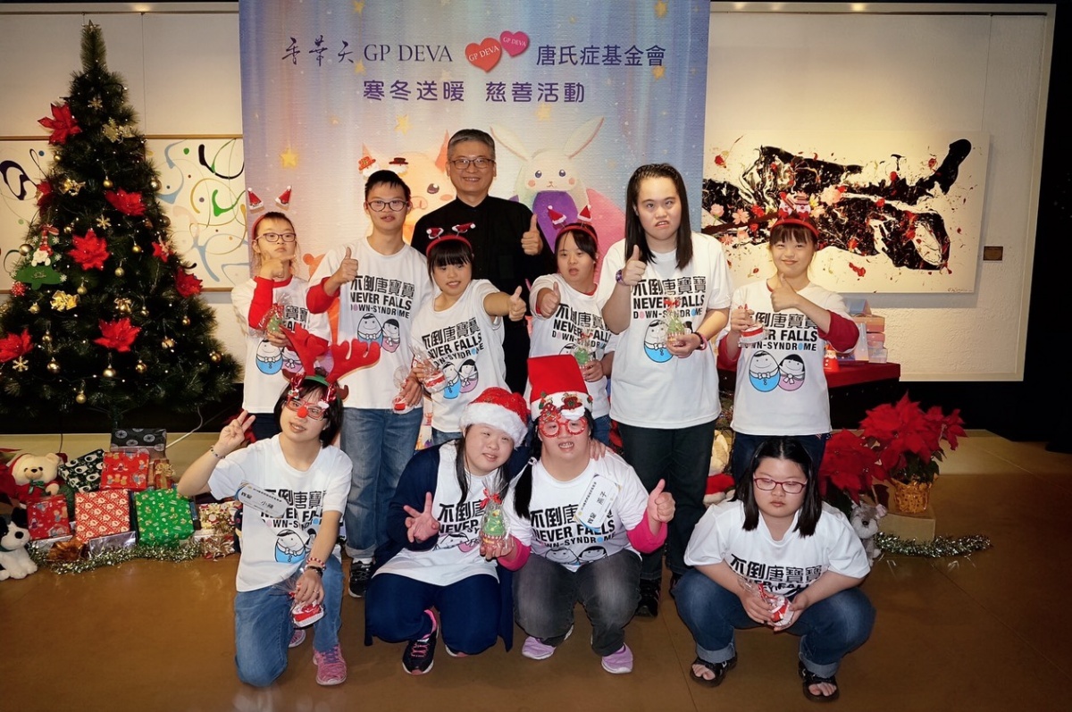 唐寶寶到「香華天・新藝境」台中門市擔任一日店長,與台中門市經理黃光中合影,現場還有歐舍咖啡手沖體驗活動。