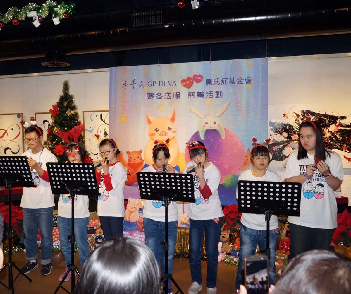 唐寶寶帶來陶笛表演,為大家演奏出好聽溫馨的聖誕歌曲。