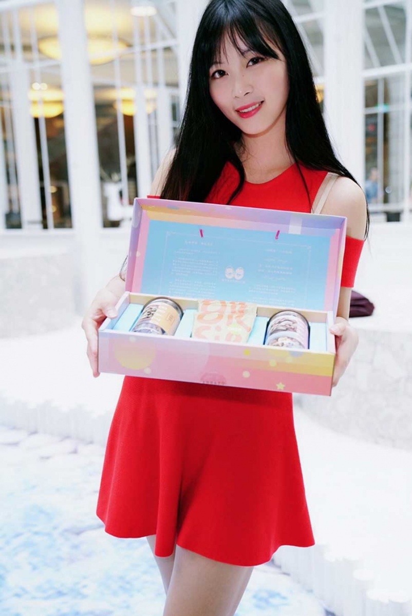 禮盒包裝來自香華天藝術家陳誼欣作品「動物樂園╱我們一起星星夜遊」！禮盒裡有，歐舍咖啡掛耳包、低溫烘培「綜合美味堅果」和九種「健康果仁」。