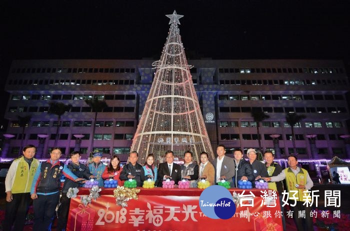 桃園市長鄭文燦，出席「桃園市政府107年府前廣場聖誕節點燈」活動