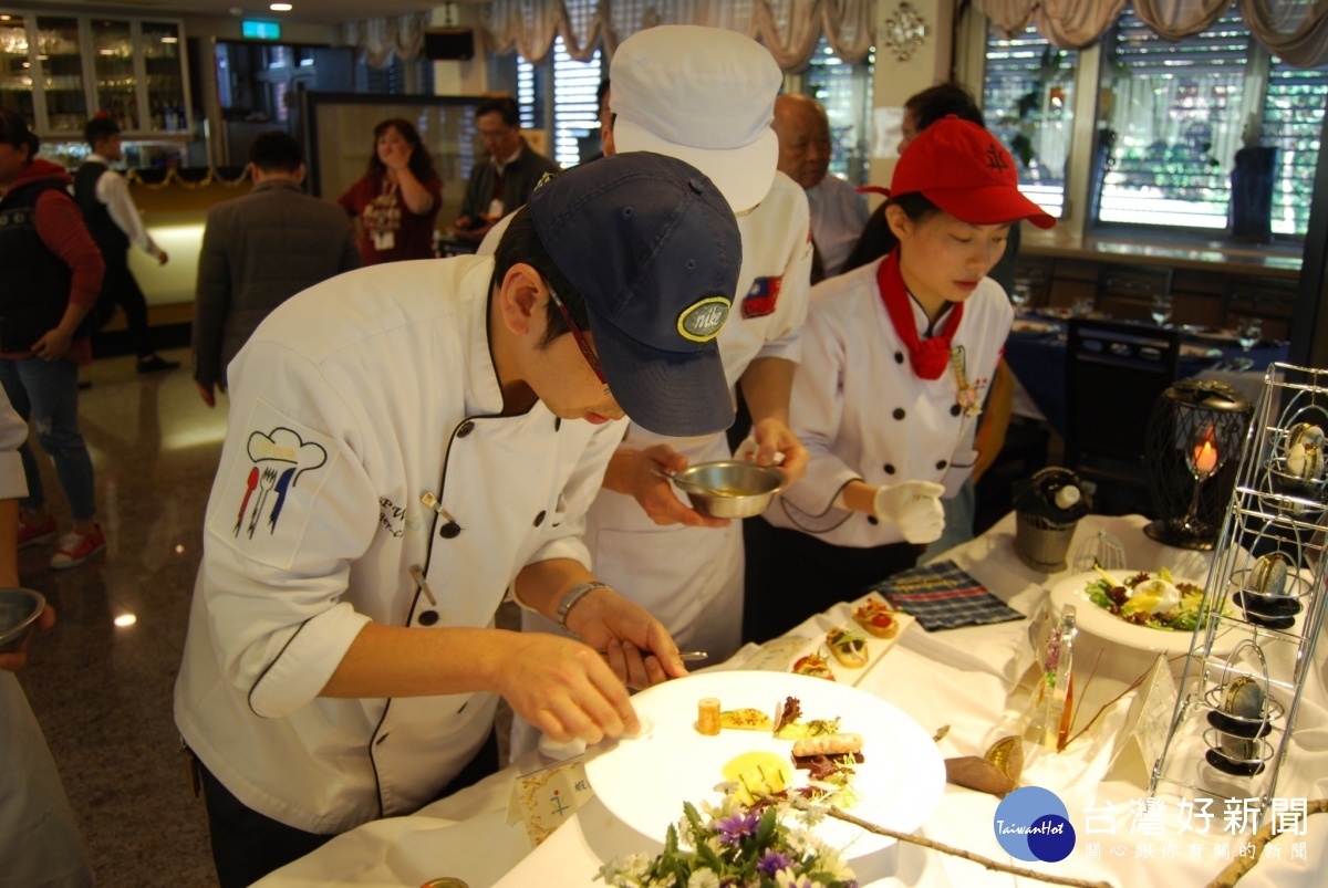 師傅指導餐飲科學生製作料理。(圖／永平工商提供)