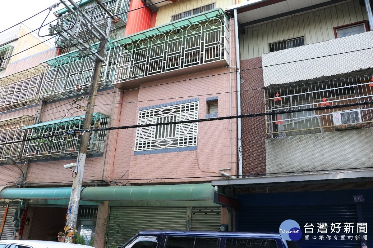 桃市養工處推動「天空纜線清整專案」成果卓著,八德區龍宮街清整後的情形。