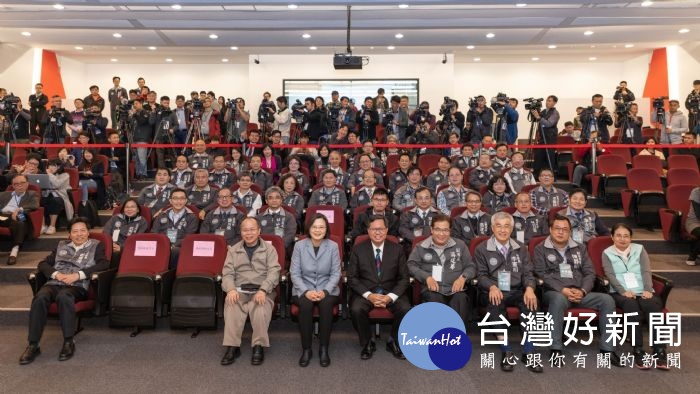 桃園市長鄭文燦於桃園市綜合會議廳,與蔡英文總統進行桃園市市政座談。