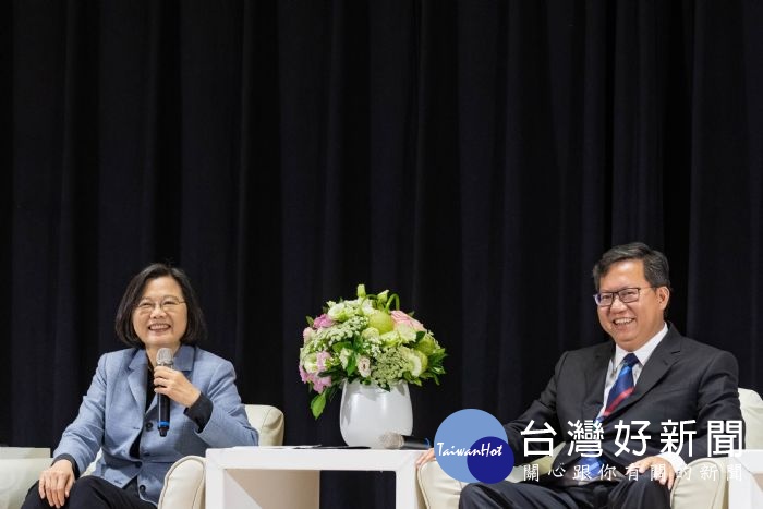 桃園市長鄭文燦於桃園市綜合會議廳,與蔡英文總統進行桃園市市政座談。