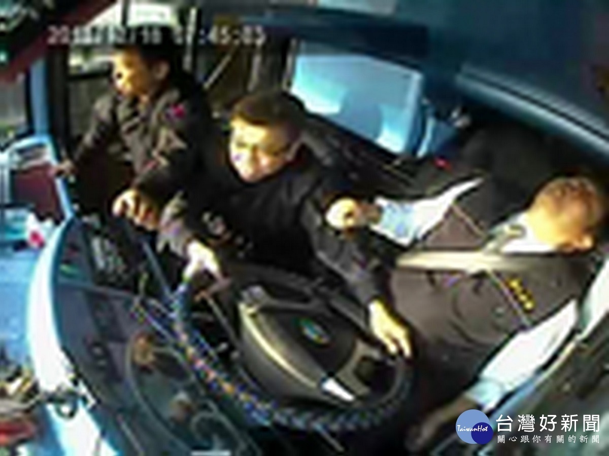 送葬遊覽車司機昏迷撞上護欄 眾人拼命抓方向盤保住全車性命