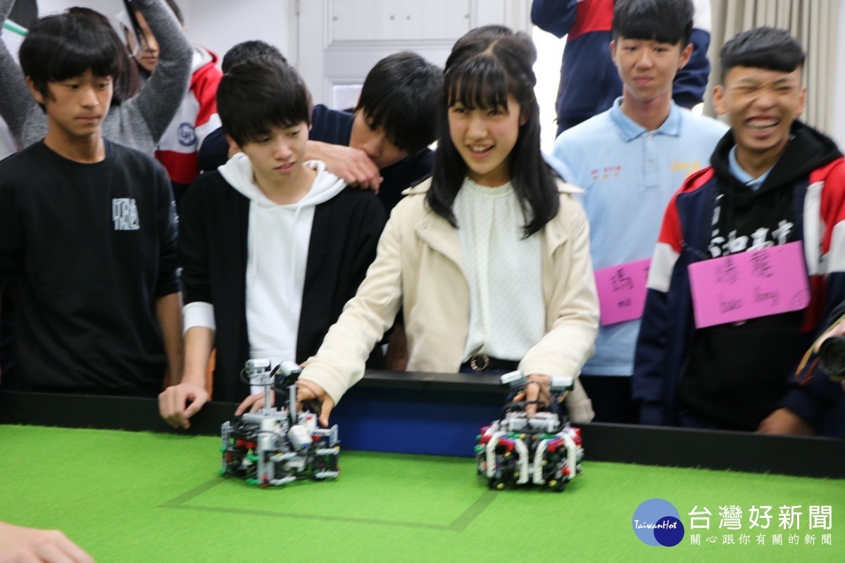 日本學生體驗機器人踢足球