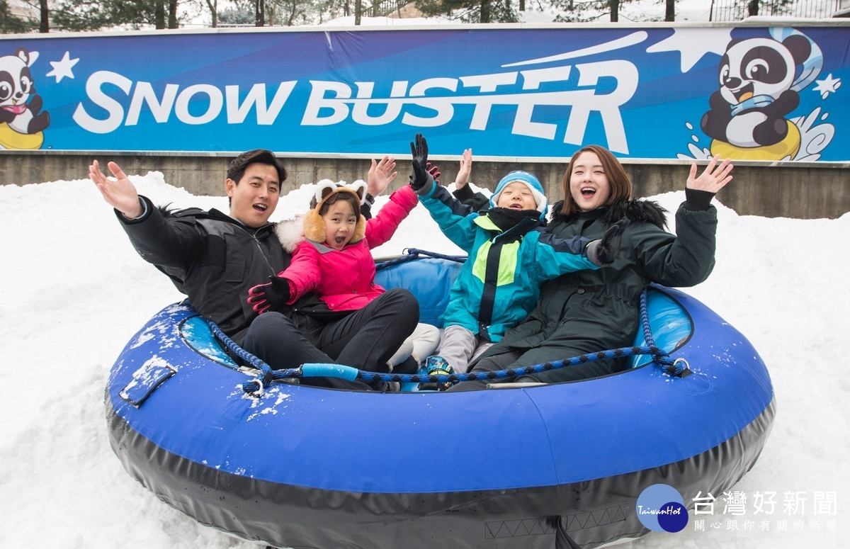 愛寶樂園的冰雪節是冬季才可以體驗的限定慶典,園內設有各種別具一格的雪橇場,享受雪地速度感。(圖/愛寶樂園提供)