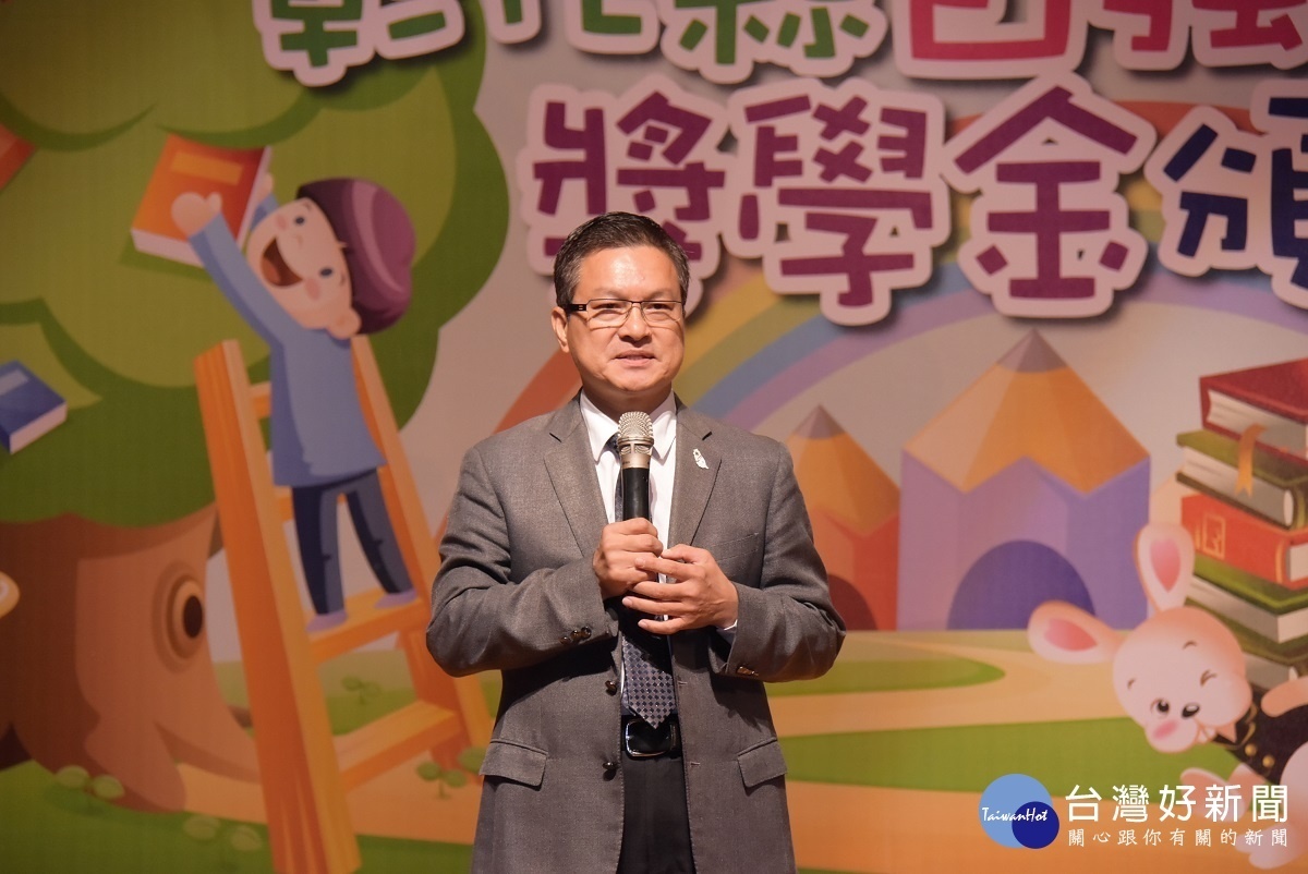 縣長魏明谷致詞表示,投資教育就是投資未來,彰化縣政府為了鼓勵經濟環境較為弱勢的學生能夠在逆境力爭上游,每一年都會頒發自強優秀學生獎學金。圖/記者鄧富珍攝
