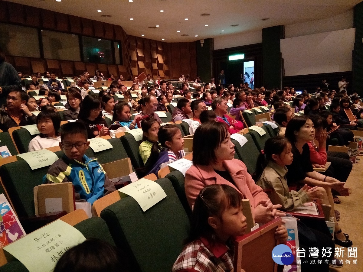 彰化縣自強優秀學生獎學金在彰化演藝廳舉行頒獎典禮,570位同學獲獎現場。圖/記者鄧富珍攝