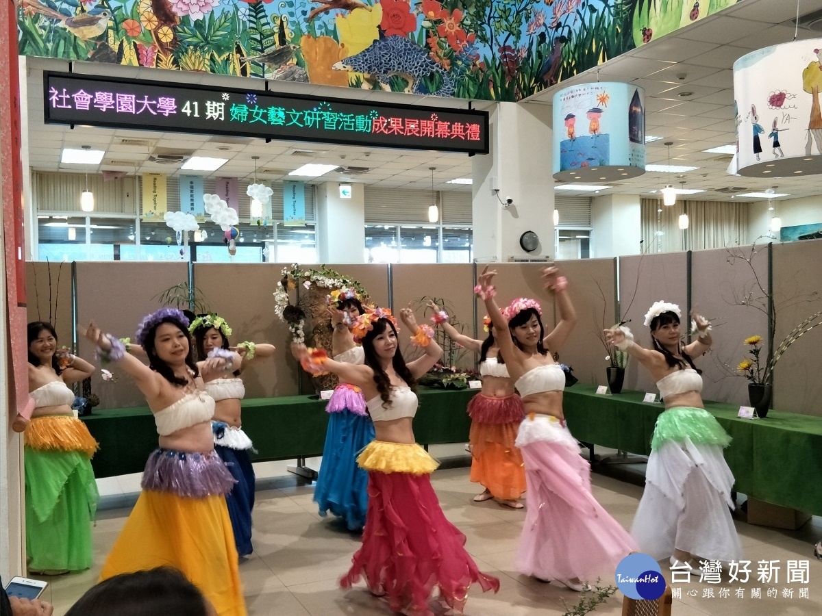 彰化市社會學園大學婦女藝文研習活動結業暨成果展開幕式表演。圖/記者鄧富珍攝