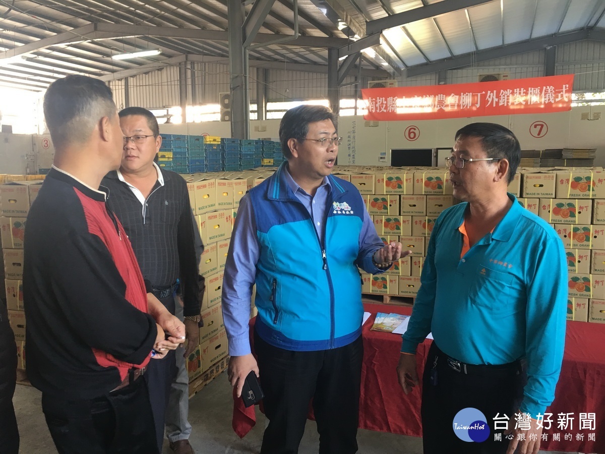 縣府農業處長陳瑞慶關心此次外銷順利推動。(記者扶小萍攝)