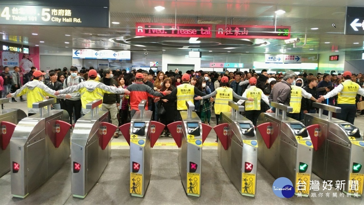 因應鄰近跨年活動現場的市政府站及台北101/世貿站的人潮,北捷將視車站人潮狀況,適時採取部分列車過站不停措施,屆時請旅客提早於國父紀念館站、信義安和站下車,步行前往會場。(圖/台北捷運公司)