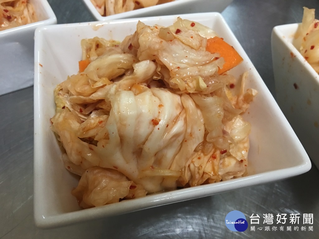 現在是高麗菜產期,簡單的泡菜作法讓高麗菜呈現不同風味。(圖/記者賴淑禎攝)