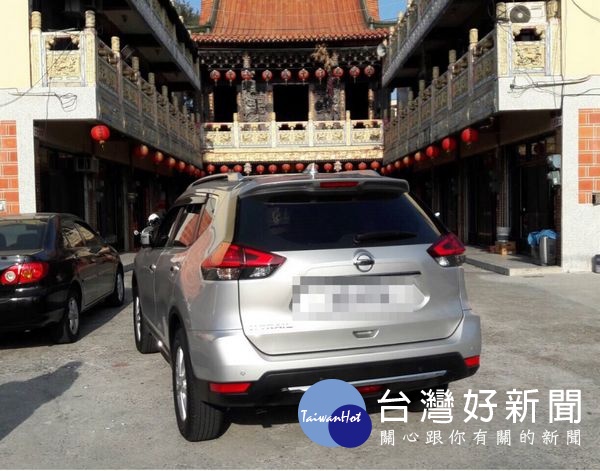 竊嫌從台南偷車開至雲林再度行竊,卻因車輛怠速過久自動熄火,沒有鑰匙而無法啟動,只好躺在車內睡覺,遭下崙巡警落實勤查逮人。(記者陳昭宗拍攝)