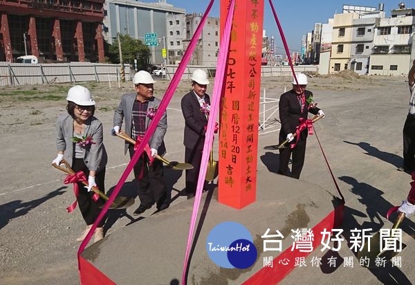 立委蘇治芬及北港鎮長張勝智連袂參加星巴克、肯德基北港店動土典禮,隨後前往北港魅力河段營造工程會勘,邀請鄉親共同見證北港起飛。(記者陳昭宗拍攝)