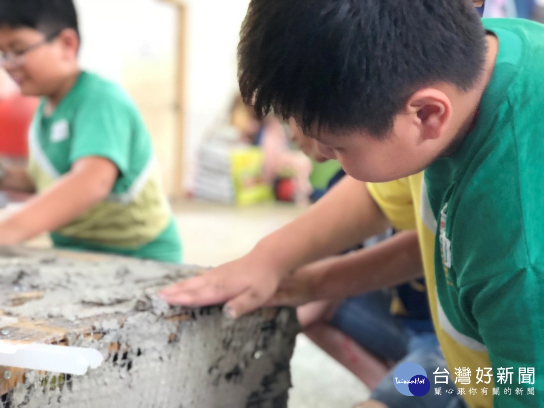 「美麗永靖播夢種籽」以友善空間的範圍出發,激盪出學子創造力,實現「街道家具」作品。
