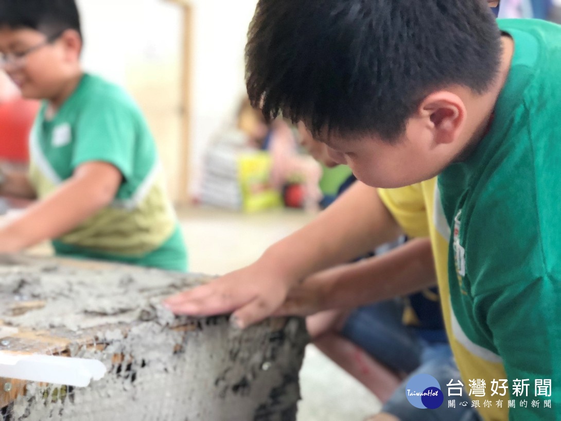 「美麗永靖播夢種籽」以友善空間的範圍出發，激盪出學子創造力，實現「街道家具」作品。