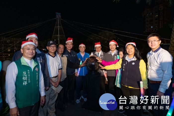 桃園市長鄭文燦,出席「夜遊朝陽‧水漾聖誕」點燈儀式