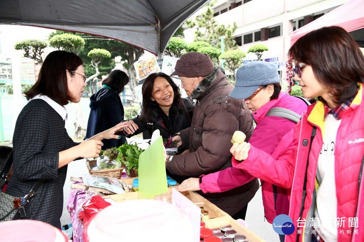 社區民眾熱情選購蔬菜及手工產品。