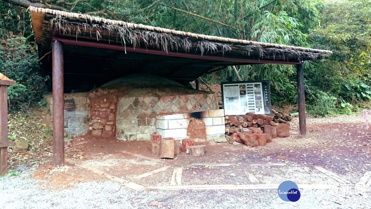 相思炭窯以泥土及塊石封窯(圖/台北市大地工程處提供)