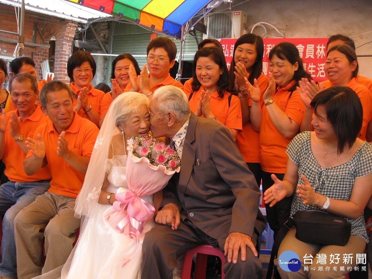 弘道老人福利基金會為李福堂爺爺管文英奶奶第一次圓婚紗夢。圖／弘道老人福利基金會提供